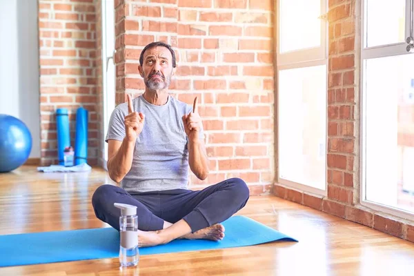 Middelbare Leeftijd Knappe Sportman Zittend Mat Doen Stretching Yoga Oefening — Stockfoto