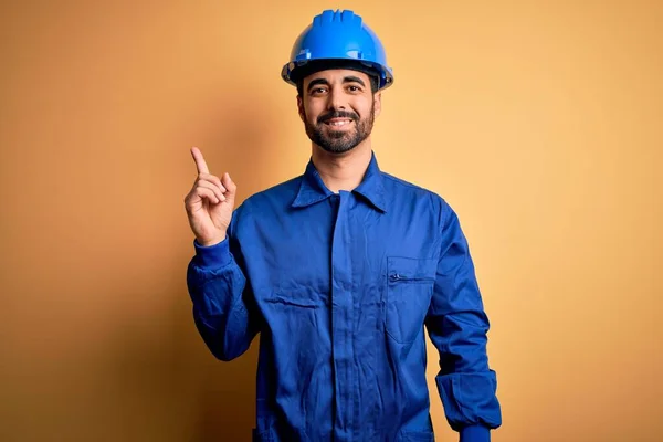 Mechanische Man Met Baard Blauw Uniform Veiligheidshelm Gele Achtergrond Met — Stockfoto