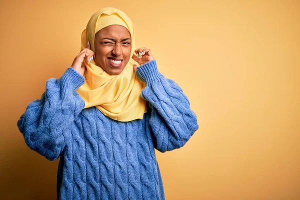 Mladá Afro Afro Žena Muslimském Hidžábu Přes Izolované Žluté Pozadí — Stock fotografie