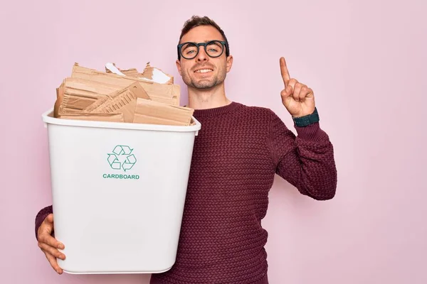 Jovem Homem Bonito Com Olhos Azuis Reciclando Segurando Cesto Lixo — Fotografia de Stock