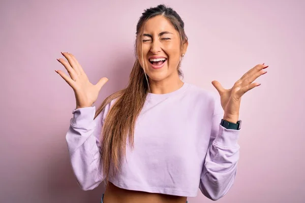 Joven Mujer Deportiva Hermosa Con Sudadera Sobre Fondo Rosa Aislado — Foto de Stock