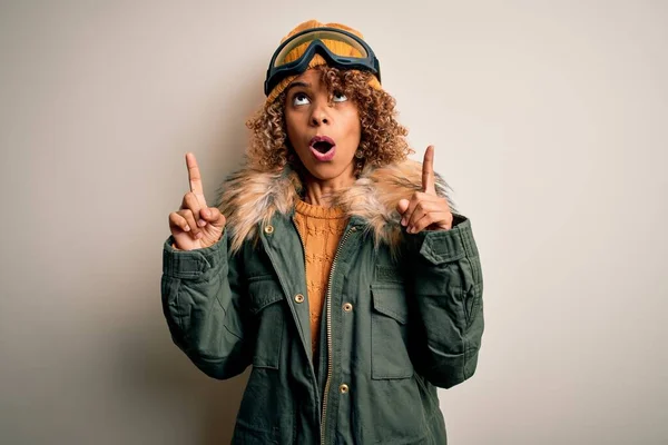 Jovem Mulher Esquiadora Afro Americana Com Cabelo Encaracolado Vestindo Roupas — Fotografia de Stock