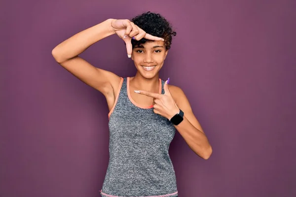 Jovem Bela Afro Americana Africana Esportista Fazendo Exercício Vestindo Sportswear — Fotografia de Stock