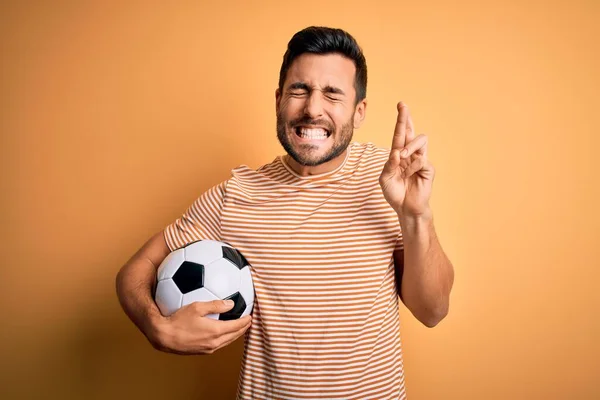 Przystojny Gracz Brodą Grający Piłkę Nożną Trzymający Piłkę Nożną Żółtym — Zdjęcie stockowe