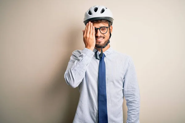 Jovem Empresário Vestindo Óculos Capacete Bicicleta Sobre Terreno Panificação Branco — Fotografia de Stock