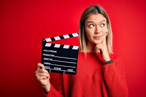 Junge Schöne Frau Mit Klapptafel Vor Isoliertem Rotem Hintergrund Ernstes — Stockfoto