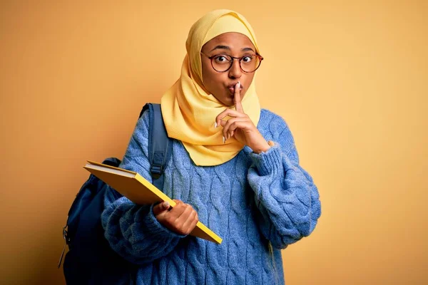 Giovane Studentessa Afroamericana Con Hijab Musulmano Zaino Mano Libro Che — Foto Stock