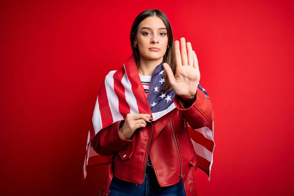Ung Vacker Brunett Patriotisk Kvinna Bär Usa Flagga För Självständighet — Stockfoto