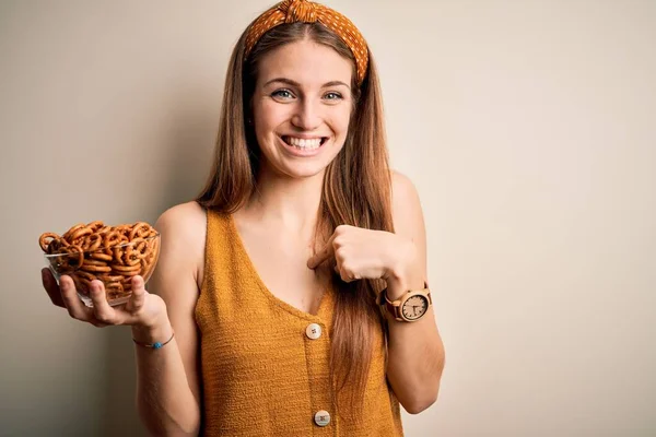 Young Beautiful Redhead Woman Holding Bowl German Baked Pretzels Surprise — Stock Photo, Image