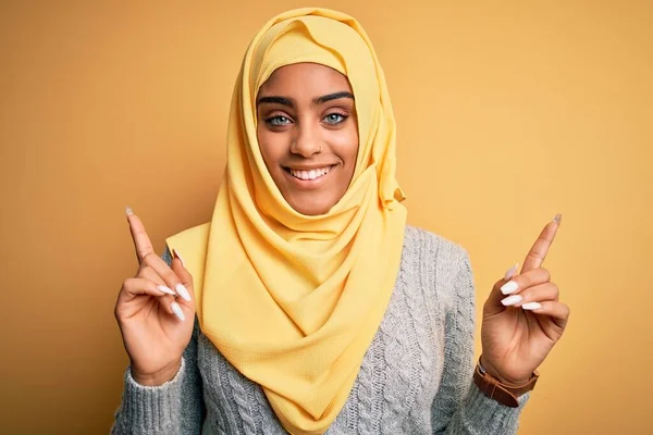 Jovem Bela Menina Afro Americana Vestindo Hijab Muçulmano Sobre Fundo — Fotografia de Stock