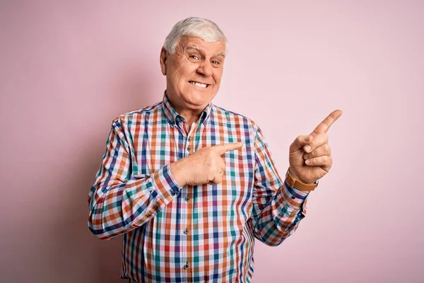 Hombre Alto Guapo Con Camisa Colorida Casual Sobre Fondo Rosa —  Fotos de Stock