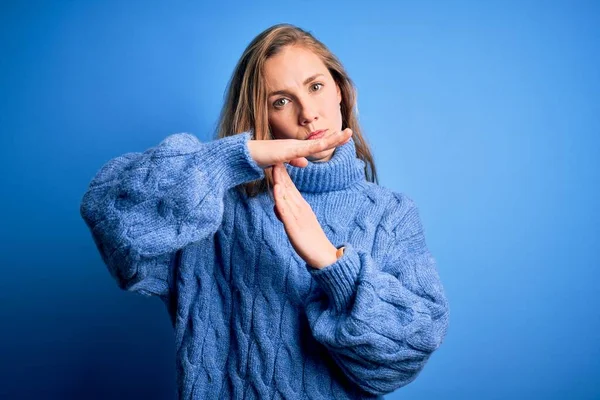 Ung Vacker Blond Kvinna Bär Casual Turtleneck Tröja Över Blå — Stockfoto