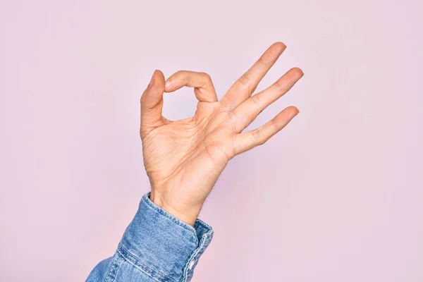 Mano Hombre Joven Caucásico Mostrando Los Dedos Sobre Fondo Rosa —  Fotos de Stock