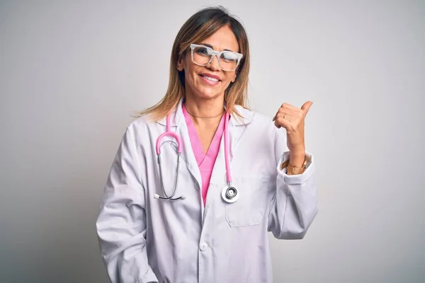 Średnim Wieku Piękna Lekarz Kobieta Nosi Różowy Stetoskop Odizolowanym Białym — Zdjęcie stockowe