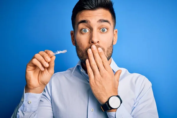 Jovem Bonito Homem Segurando Dental Aligner Dente Correção Sobre Azul — Fotografia de Stock