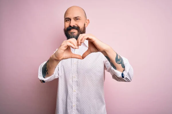 Schöner Glatzköpfiger Mann Mit Bart Elegantes Hemd Über Isoliertem Rosa — Stockfoto