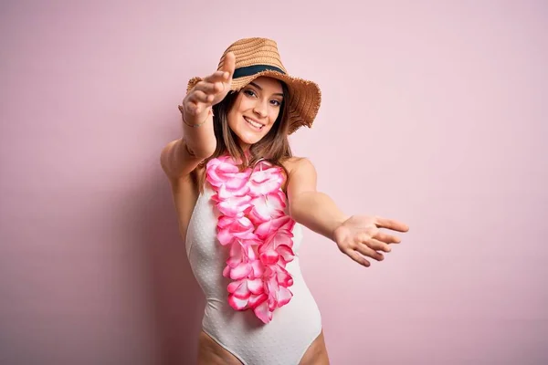 Junge Schöne Brünette Frau Urlaub Badeanzug Und Hawaiiblumen Die Lächelnd — Stockfoto