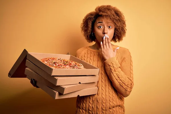 Kıvırcık Saçlı Talyan Pizzası Kaplı Kutuları Olan Genç Afro Amerikalı — Stok fotoğraf