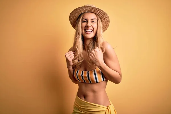 Junge Schöne Blonde Frau Urlaub Mit Bikini Und Hut Vor — Stockfoto