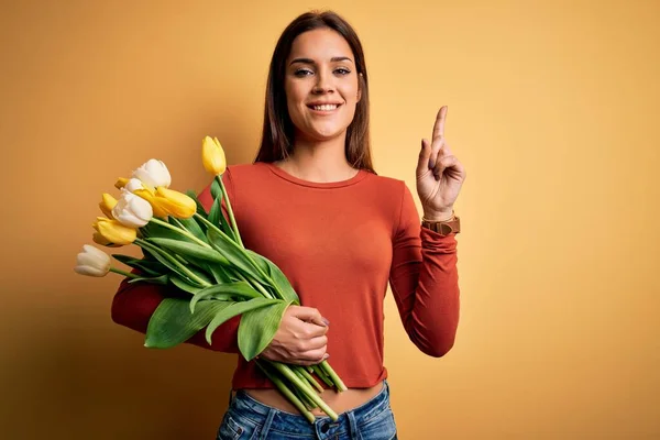 Fiatal Gyönyörű Barna Kezében Csokor Tulipán Virágok Felett Sárga Háttér — Stock Fotó
