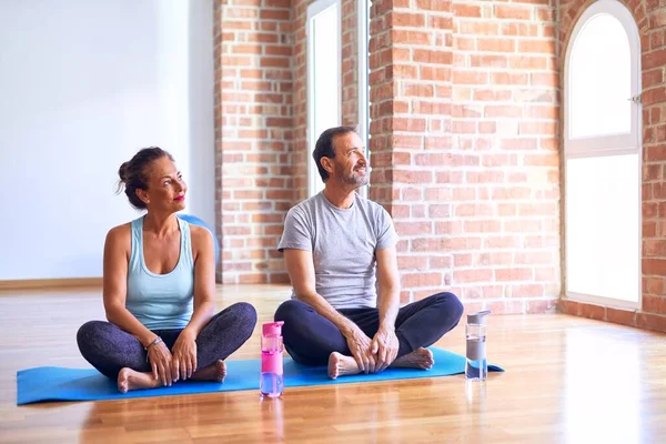 Middelbare Leeftijd Sportief Paar Zitten Mat Doen Stretching Yoga Oefening — Stockfoto