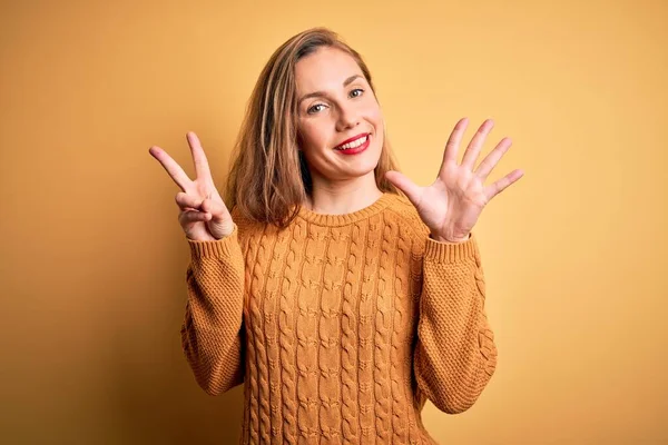 Ung Vacker Blond Kvinna Bär Casual Tröja Står Över Gul — Stockfoto