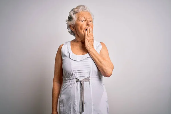 Starší Krásná Šedovlasá Žena Neformálních Letních Šatech Bílém Pozadí Znuděný — Stock fotografie