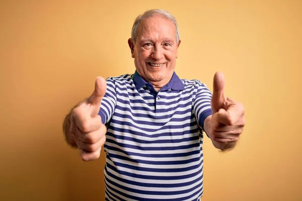 Grauhaariger Älterer Herr Lässigem Marinestreifem Shirt Der Vor Gelbem Hintergrund — Stockfoto
