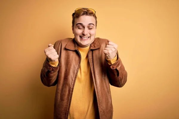 Homem Ruivo Bonito Jovem Vestindo Jaqueta Couro Casual Sobre Fundo — Fotografia de Stock