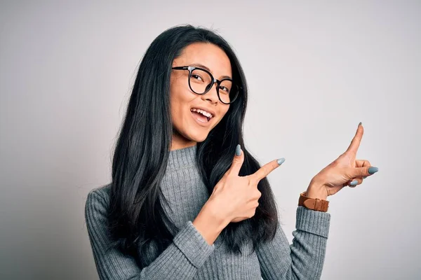 Joven Hermosa Mujer China Con Gafas Suéter Sobre Fondo Blanco —  Fotos de Stock