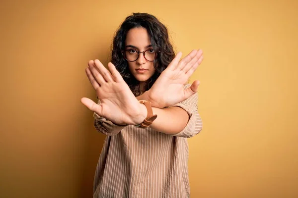 Schöne Frau Mit Lockigem Haar Gestreiftem Hemd Und Brille Über — Stockfoto