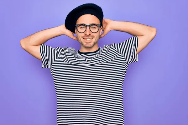 Stilig Man Med Blå Ögon Bär Randig Shirt Och Fransk — Stockfoto