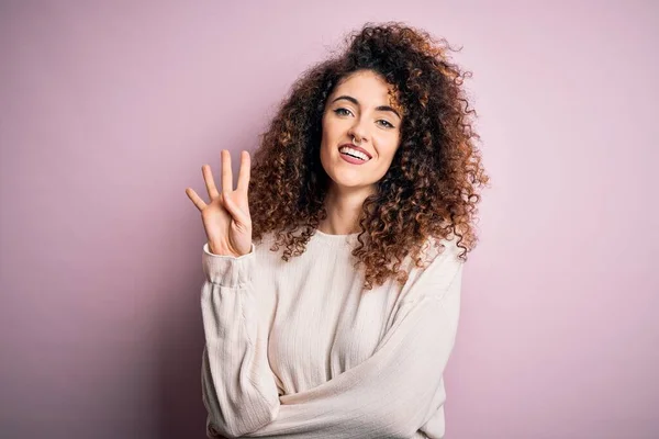 Mulher Bonita Com Cabelo Encaracolado Piercing Vestindo Camisola Casual Sobre — Fotografia de Stock