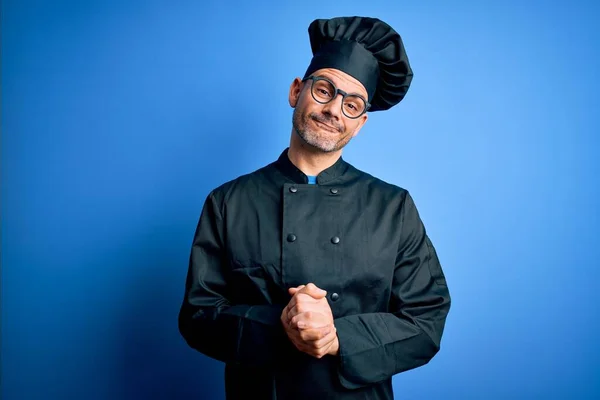 Joven Hombre Guapo Chef Con Uniforme Cocina Sombrero Sobre Fondo —  Fotos de Stock