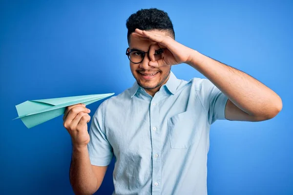 Ung Stilig Man Bär Glasögon Håller Papper Flygplan Över Isolerad — Stockfoto