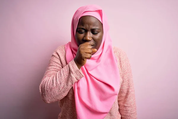 Young African American Size Woman Wearing Muslim Hijab Isolated Pink — Stock Photo, Image