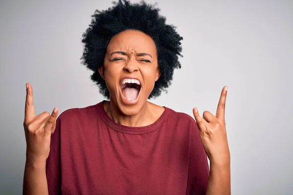 Joven Mujer Afro Afroamericana Hermosa Con Pelo Rizado Usando Camiseta — Foto de Stock