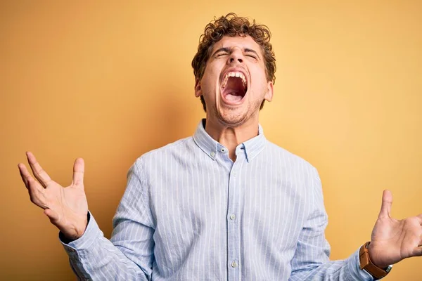 Ung Blond Stilig Man Med Lockigt Hår Bär Randig Skjorta — Stockfoto