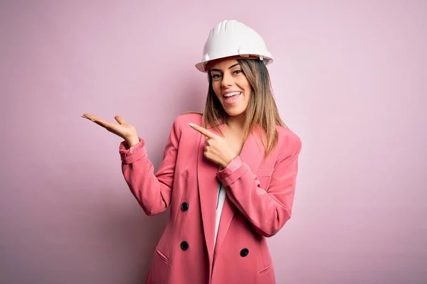 Jong Mooi Brunette Architect Vrouw Dragen Veiligheid Helm Roze Achtergrond — Stockfoto