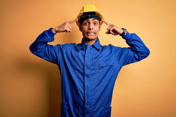Junger Gut Aussehender Afrikanisch Amerikanischer Arbeiter Mit Blauer Uniform Und — Stockfoto