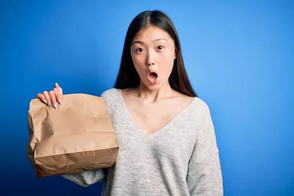 Jeune Femme Asiatique Tenant Sac Papier Livraison Pour Nourriture Emporter — Photo