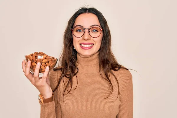 Vacker Kvinna Med Blå Ögon Hålla Skål Med Friska Mandlar — Stockfoto