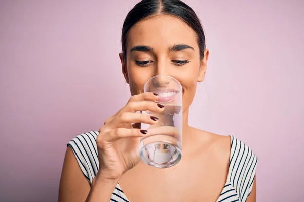 Joven Hermosa Morena Sonriendo Feliz Confiada Pie Con Una Sonrisa — Foto de Stock