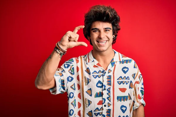 Jovem Bonito Homem Férias Vestindo Camisa Verão Sobre Fundo Vermelho — Fotografia de Stock