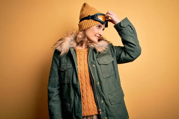 Mulher Esqui Loira Bonita Meia Idade Vestindo Roupas Esportivas Neve — Fotografia de Stock