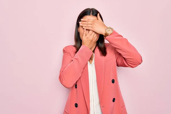 Junge Schöne Brünette Geschäftsfrau Eleganter Jacke Über Isoliertem Rosa Hintergrund — Stockfoto
