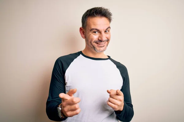 Joven Hombre Guapo Con Camiseta Casual Pie Sobre Fondo Blanco — Foto de Stock