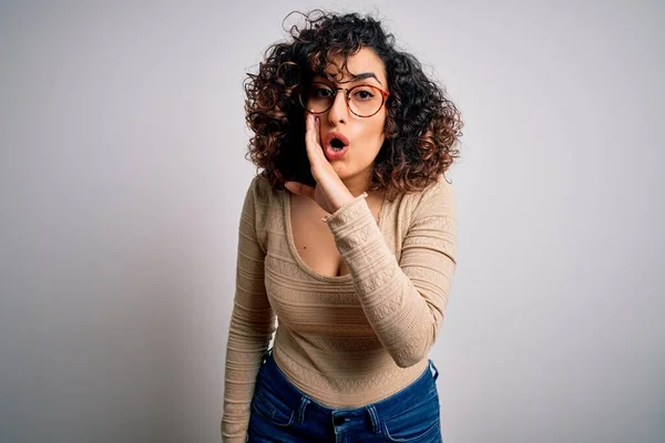 Jonge Mooie Krullende Arabische Vrouw Draagt Casual Shirt Bril Witte — Stockfoto