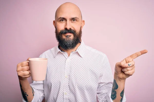 Tampan Botak Pria Dengan Jenggot Dan Tato Minum Secangkir Kopi — Stok Foto