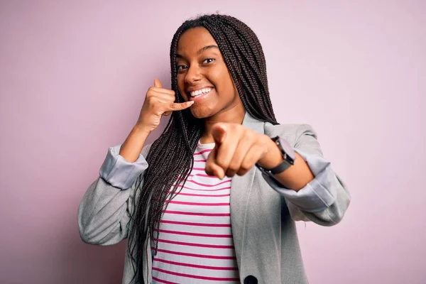 Fiatal Afro Amerikai Üzletasszony Áll Rózsaszín Elszigetelt Háttér Felett Mosolyog — Stock Fotó